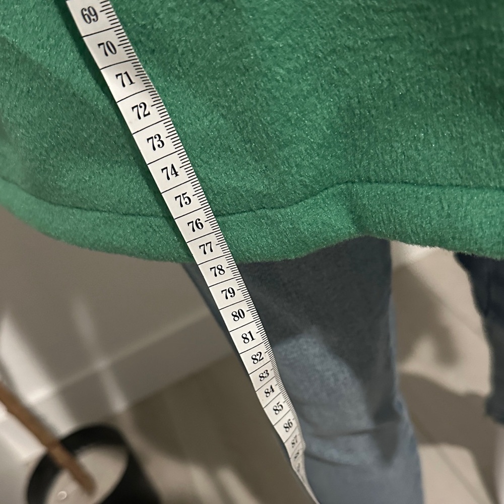 Chic Green Blazer with White Detailing - Picture 7 of 10